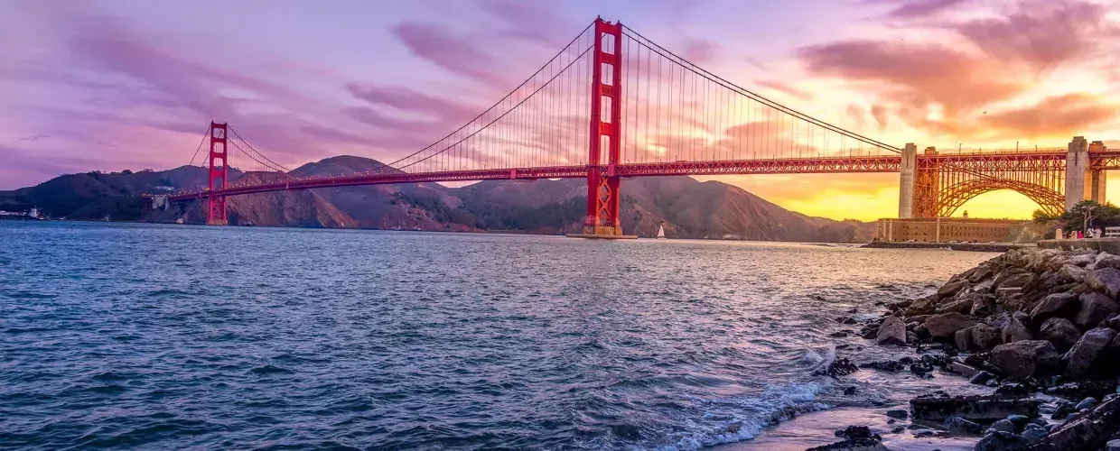 일몰 시 金门大桥(Golden Gate Bridge)는 다양한 색상의 하늘과 전경에 威尼斯人官网平台app 만(San Francisco Bay)을 갖추고 있습니다.